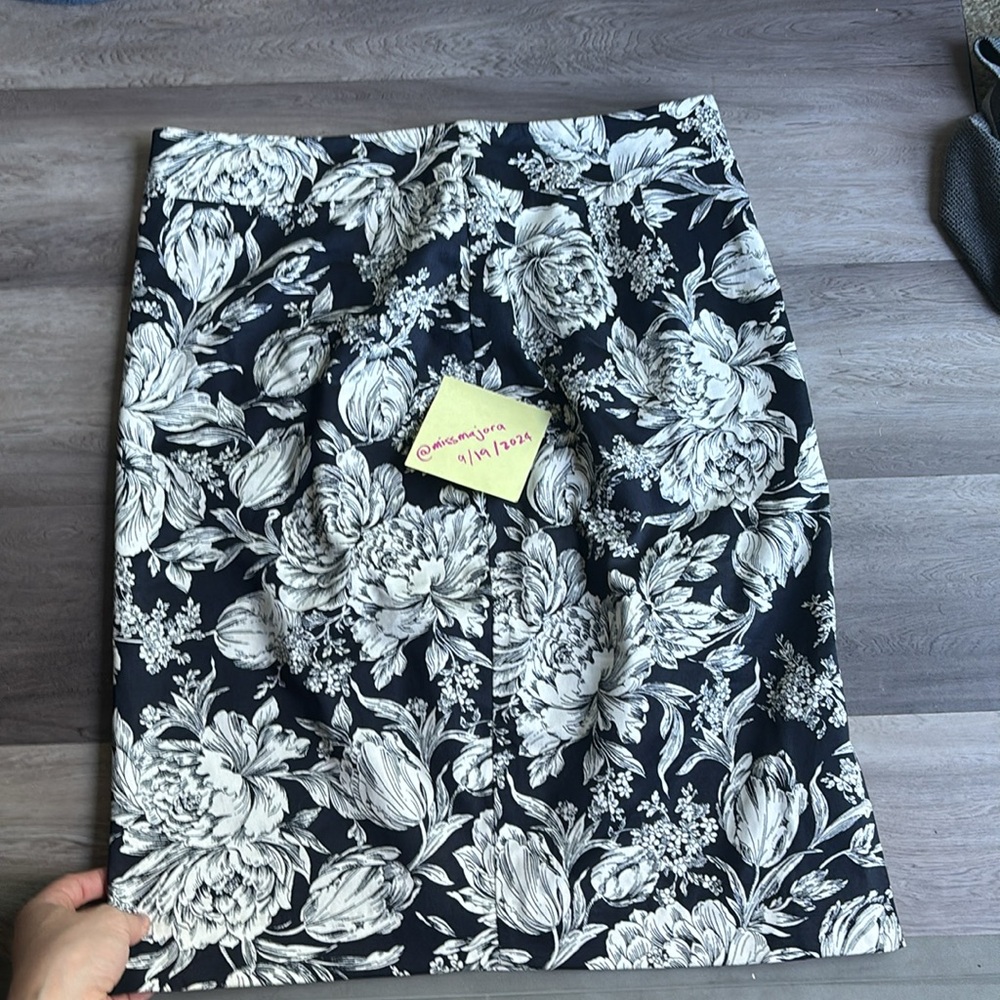 Ann Taylor Floral pencil skirt in white/navy - Picture 5 of 6